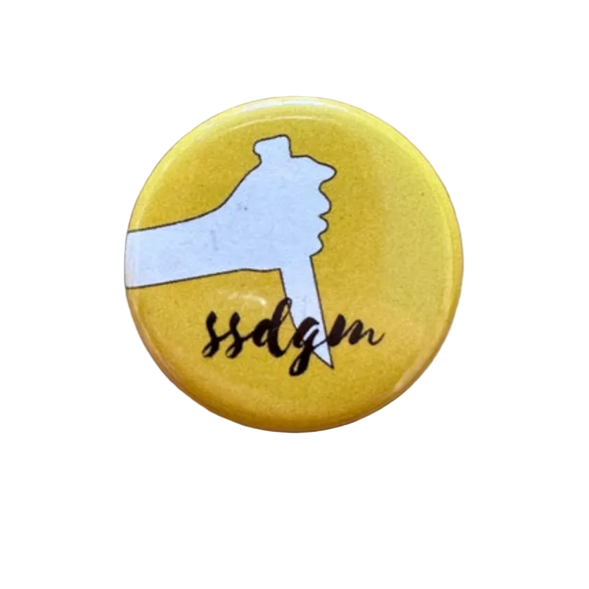 Round yellow button with a white silhouette and 'ssdgm' text 