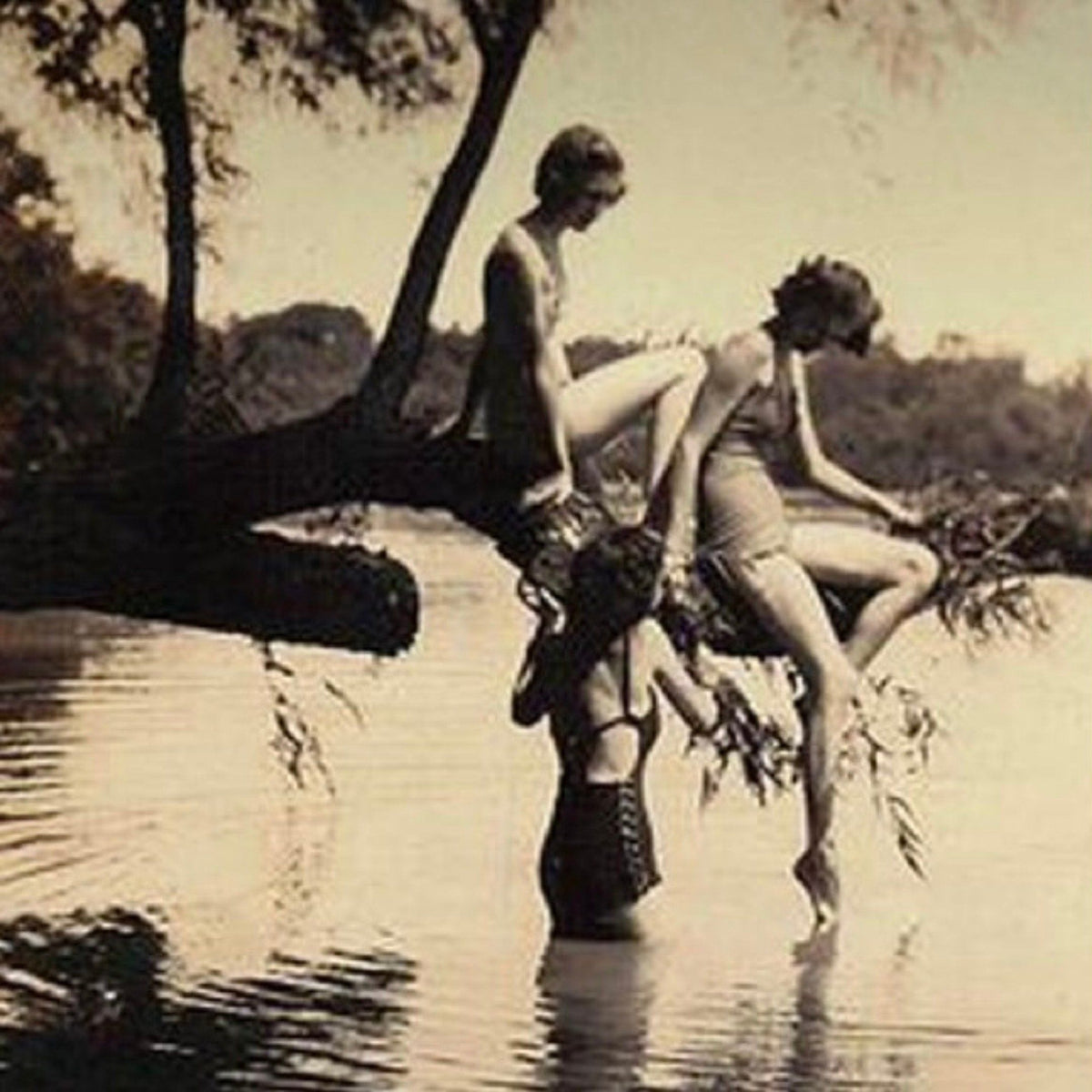 Trio Necklace - handmade interlocking triple circle necklace - Foamy Wader